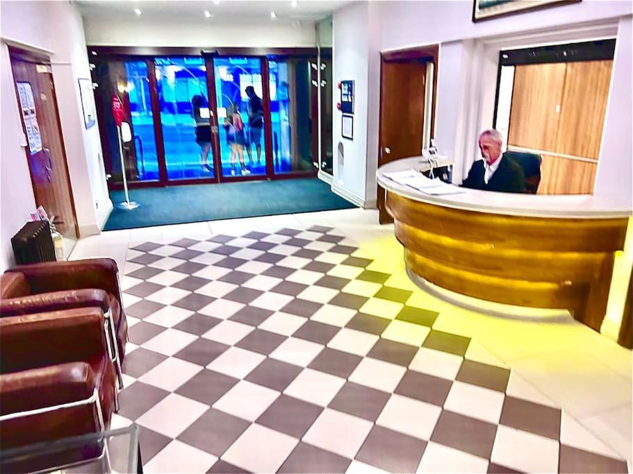 King-Sized Studio, 6Th Floor + Lift, Regent'S Park Londra Esterno foto
